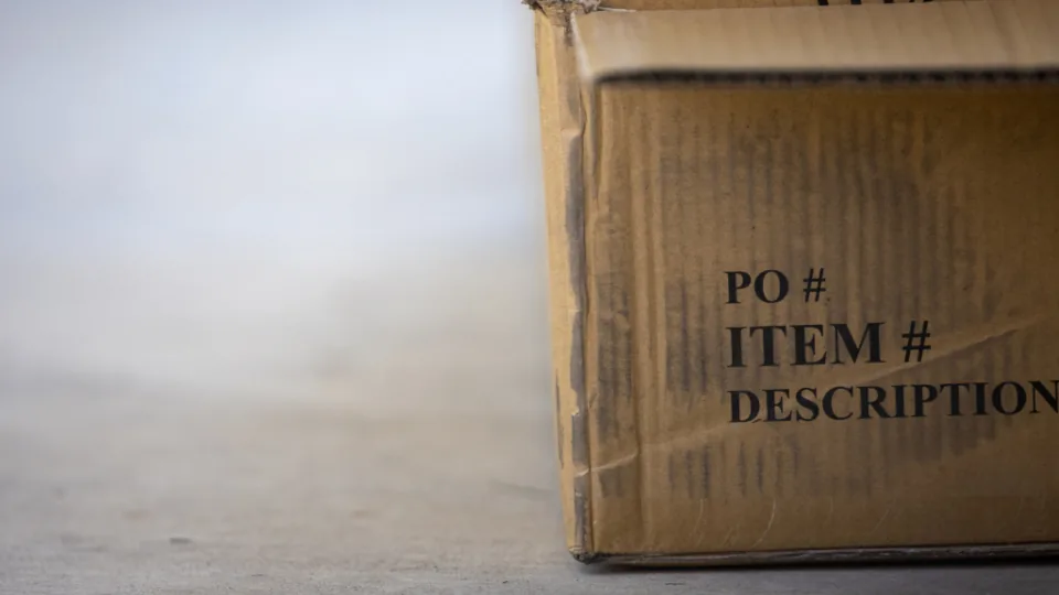 Caixa de papelão com campos impressos de item e descrição